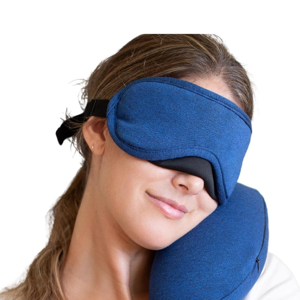 Dot&Dot 2in 1 Travel pillow with eye mask NWT..